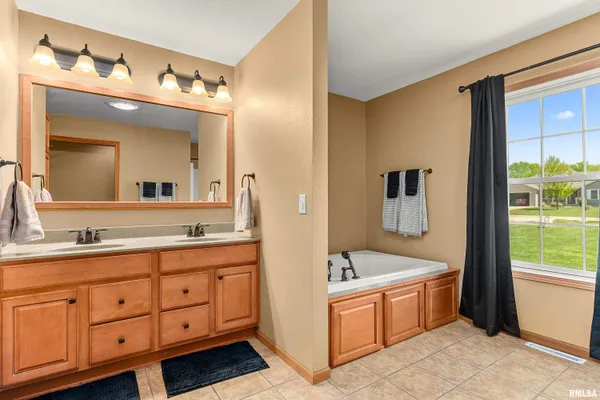 $359,900 | 28948 Woodside Drive, Canton, IL 61520