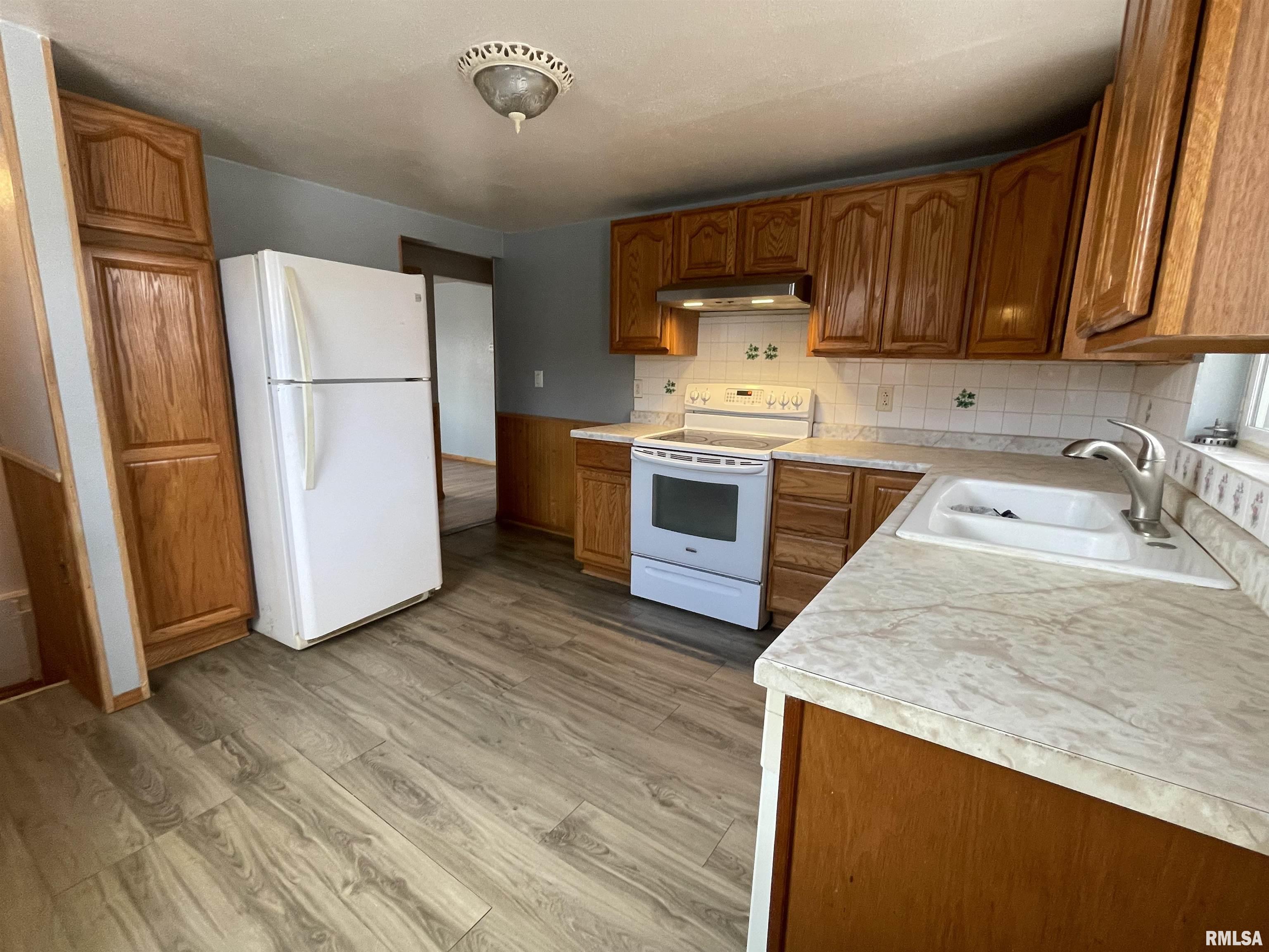 208 West Muller Road East Peoria, IL 61611 - Photo 2 of 17