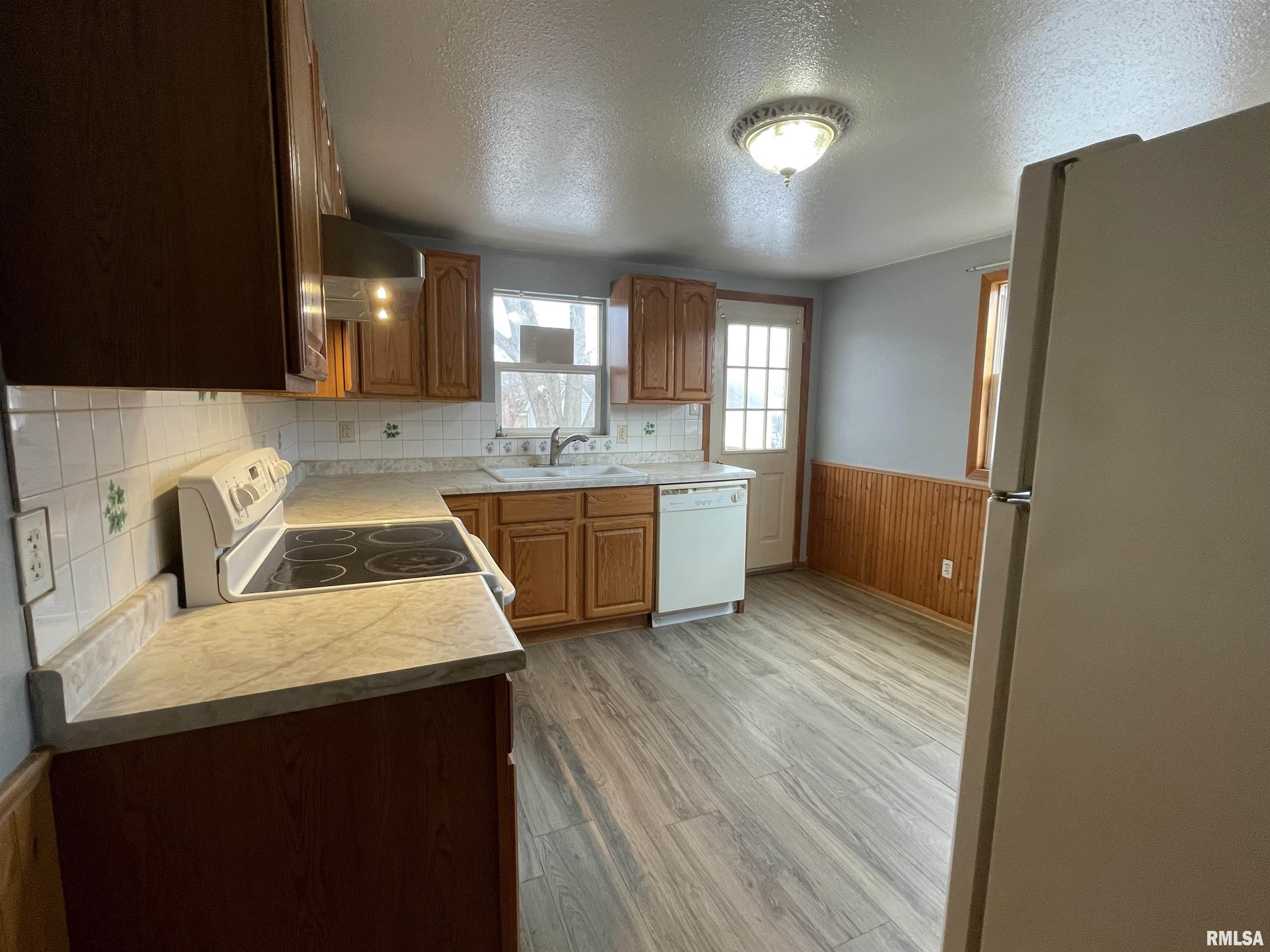 208 West Muller Road East Peoria, IL 61611 - Photo 3 of 17