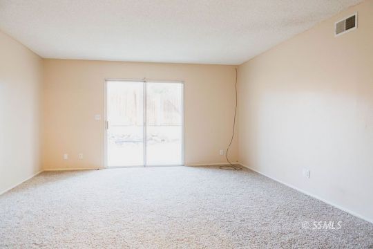 543 South Warner Street Ridgecrest, CA 93555 - Photo 7 of 27 an empty room with a window