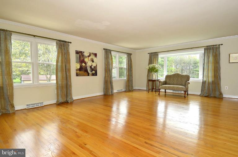 40310 Gap Road Leesburg, VA 20175 - Photo 3 of 30 Living Room