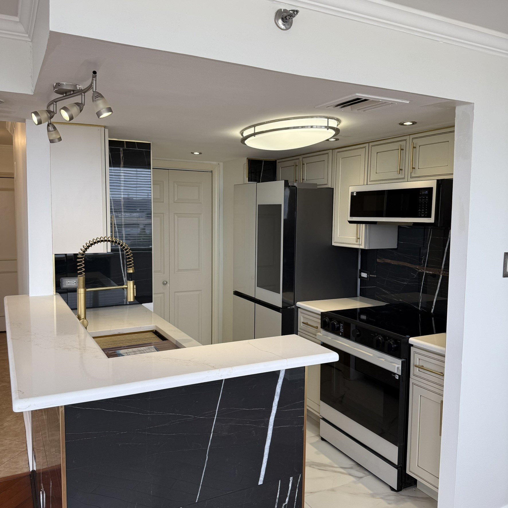 3525 Sage Road, Unit 716 Houston, TX 77056 - Photo 8 of 26 a kitchen with a refrigerator and a sink