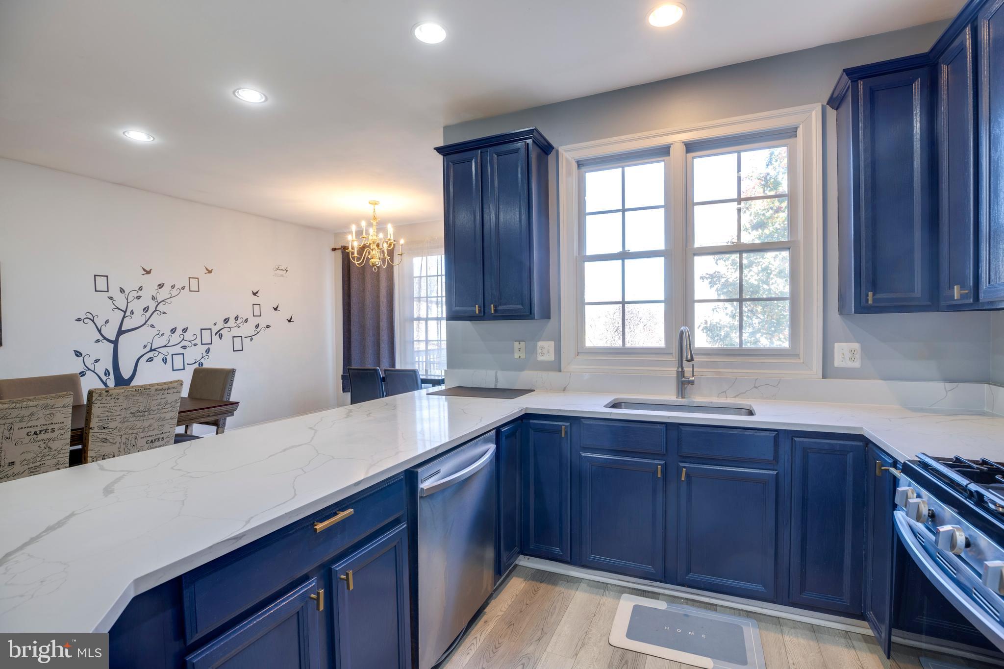 6907 Stanwick Square Gainesville, VA 20155 - Photo 11 of 48 KITCHEN