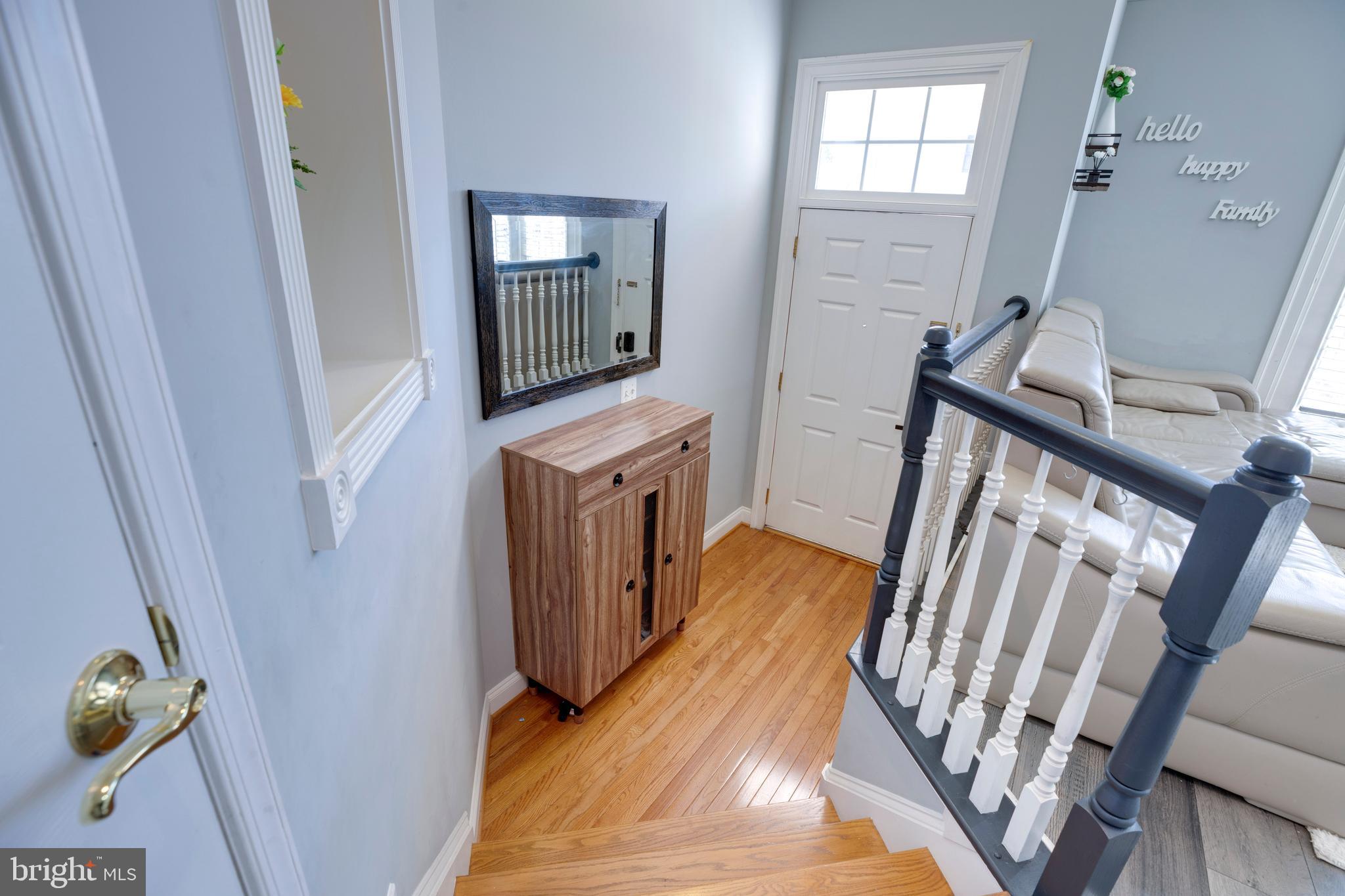 6907 Stanwick Square Gainesville, VA 20155 - Photo 21 of 48 FOYER