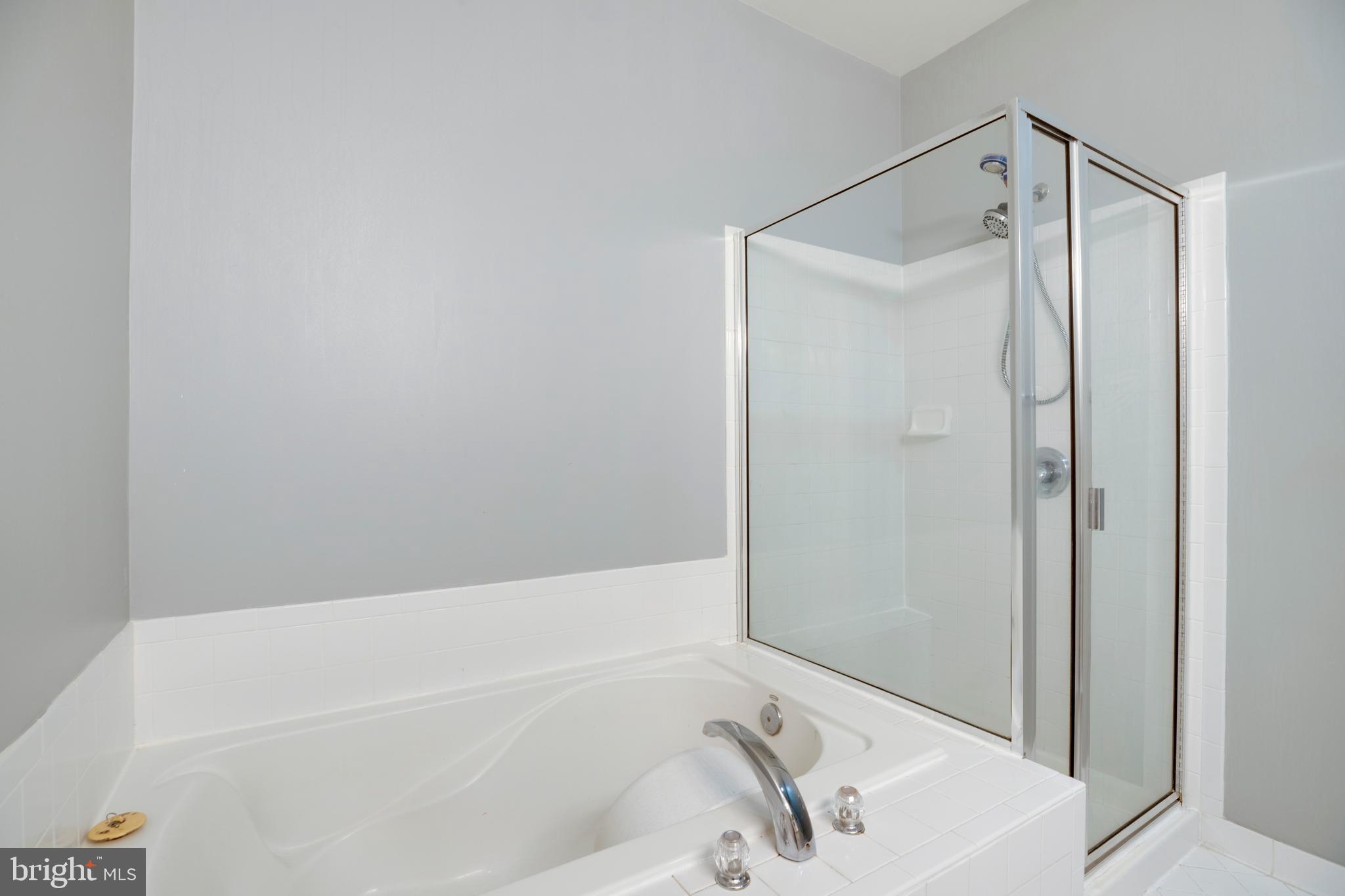 6907 Stanwick Square Gainesville, VA 20155 - Photo 29 of 48 MASTER BATH