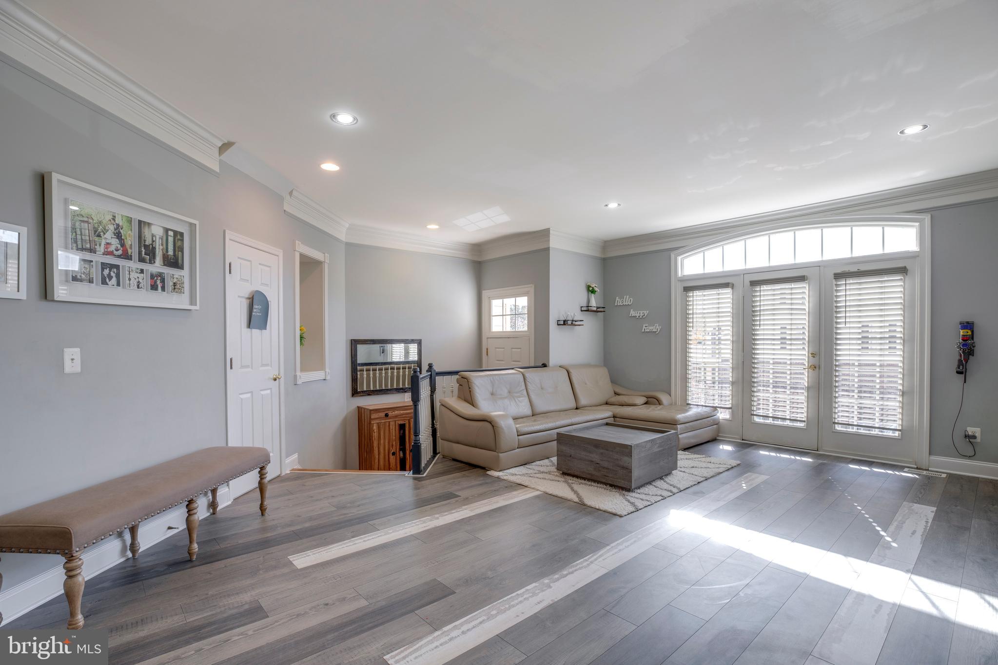 6907 Stanwick Square Gainesville, VA 20155 - Photo 4 of 48 LIVING ROOM