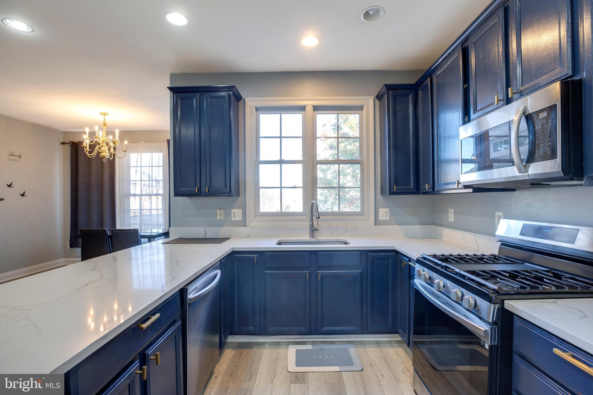 6907 Stanwick Square Gainesville, VA 20155 - Photo 7 of 48 KITCHEN