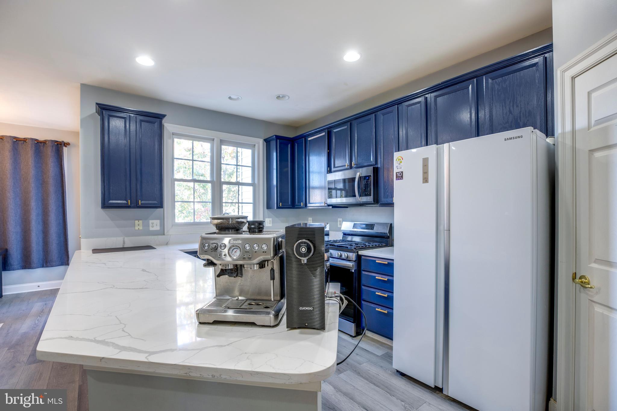 6907 Stanwick Square Gainesville, VA 20155 - Photo 8 of 48 KITCHEN