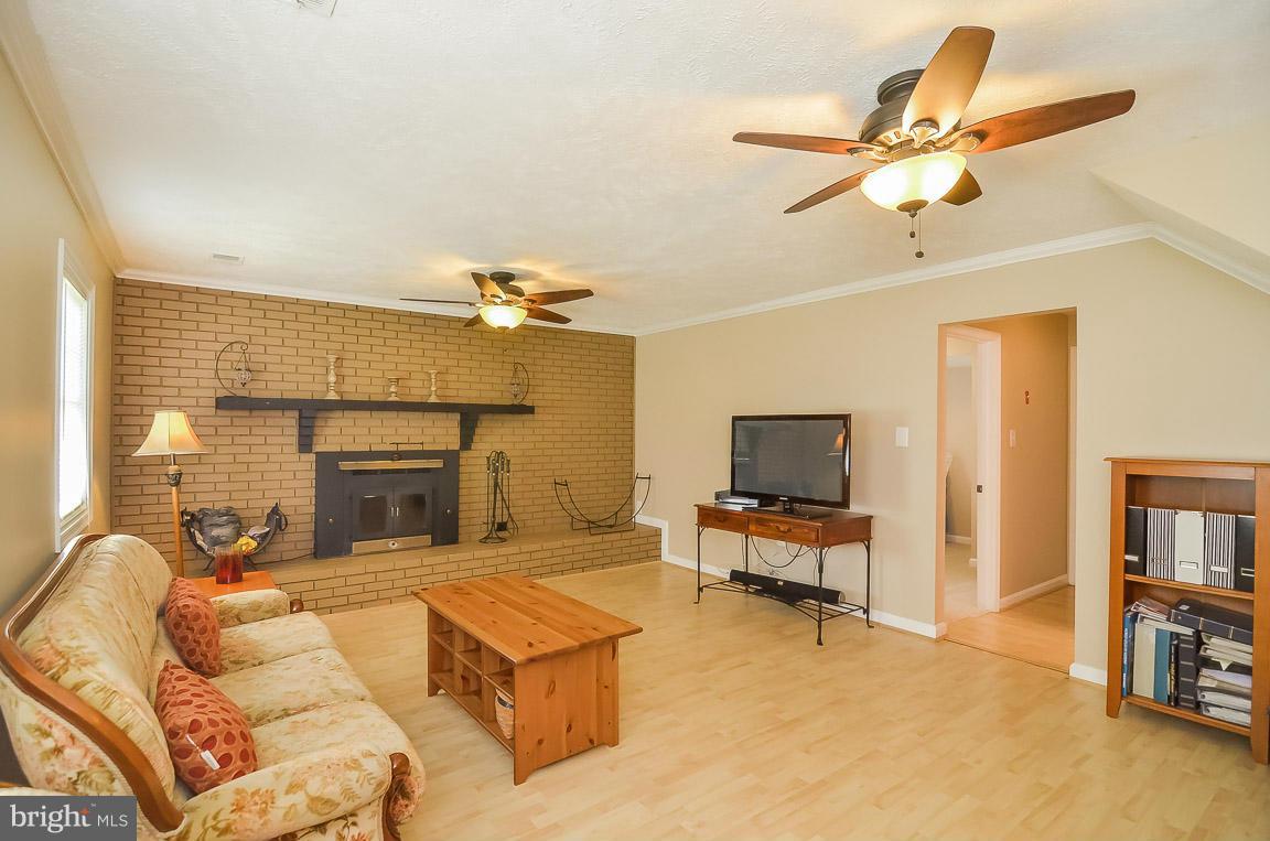 7996 Rugby Road Manassas Park, VA 20111 - Photo 11 of 21 Family Room