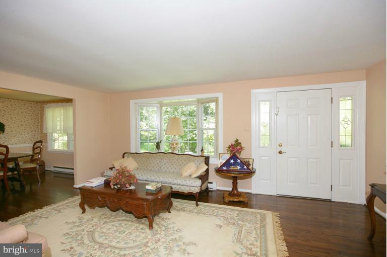 4900 Damascus Road Gaithersburg, MD 20882 - Photo 14 of 30 Living Room