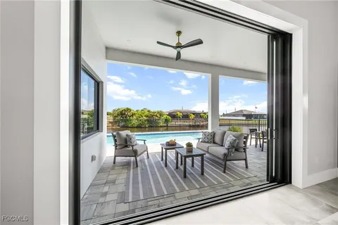 a view of a backyard