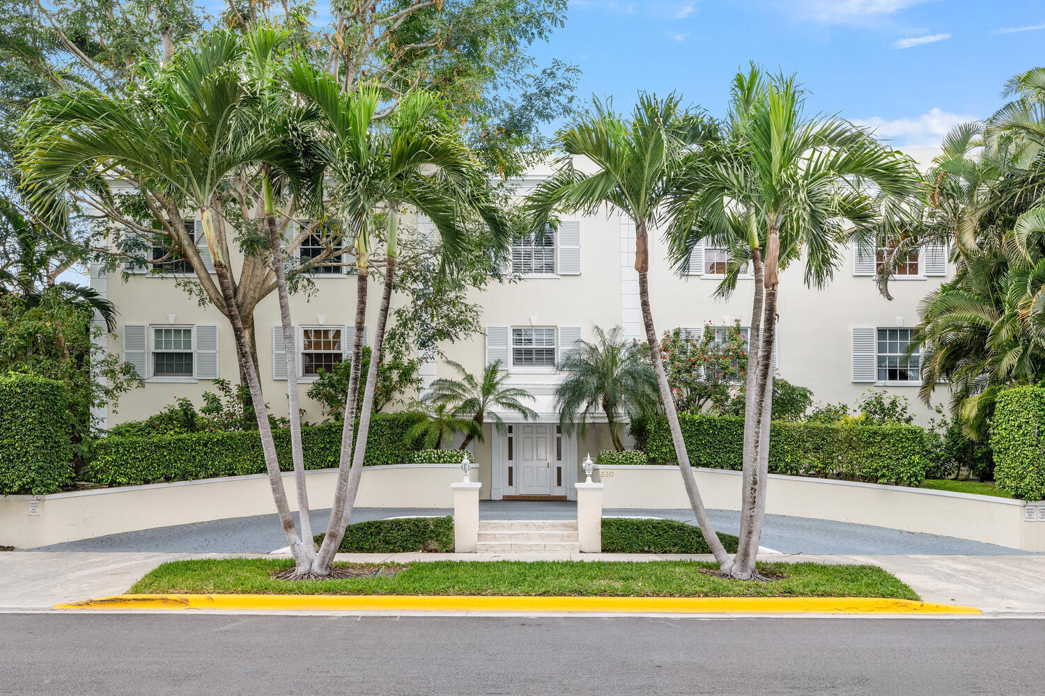 350 Cocoanut Row, Unit 3A Palm Beach, FL 33480 - Photo 1 of 38 350 Cocoanut Row Apt 3A Palm-large-036-0