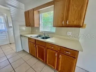 $1,400 | 221 North Adelle Avenue, Deland, FL 32720