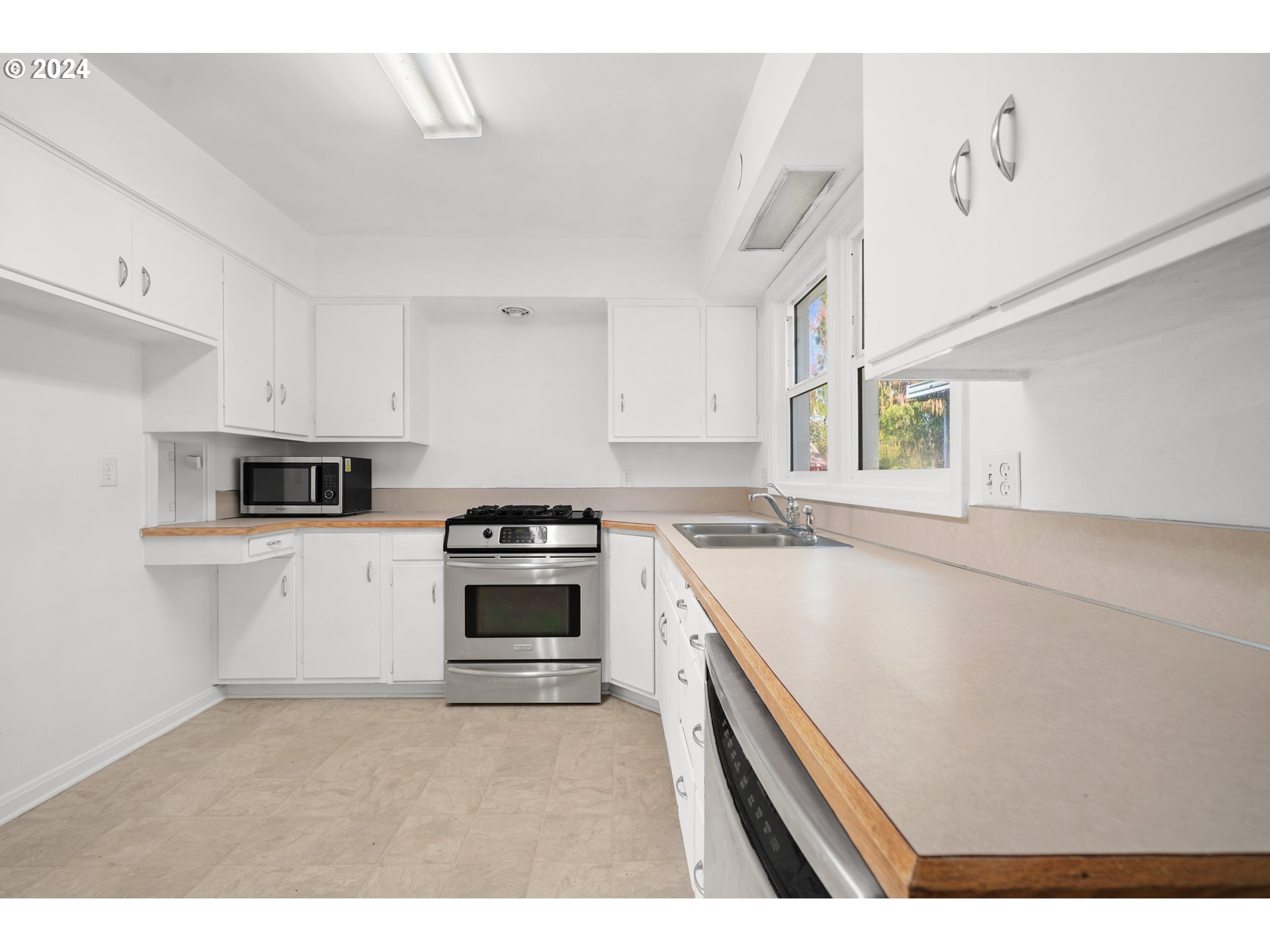 176 South 41st Street Springfield, OR 97478 - Photo 5 of 31 a kitchen with a stove and a microwave