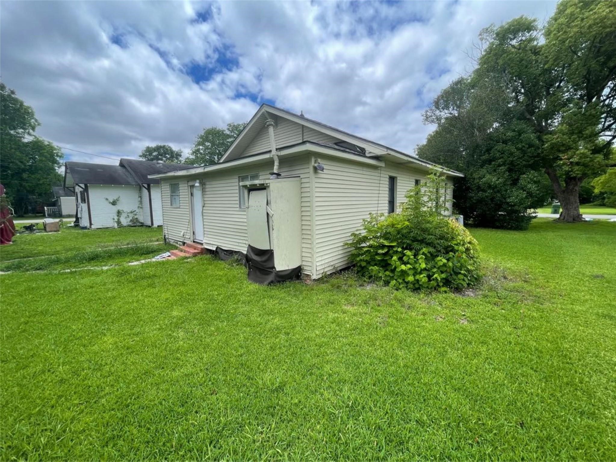 2010 13th Street Port Arthur, TX 77640 - Photo 6 of 22 a backyard of a house with plants and large tree