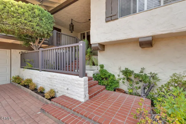 a view of a backyard with pathway