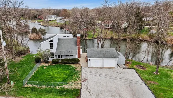 $245,000 | 304 Eagle Bluff Drive, Oakwood, IL 61858