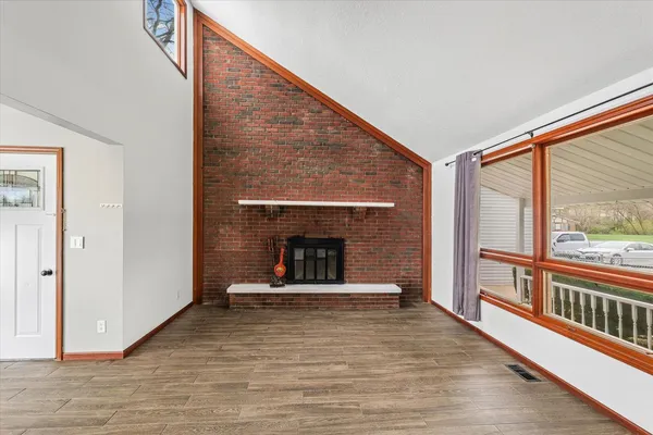 $245,000 | 304 Eagle Bluff Drive, Oakwood, IL 61858