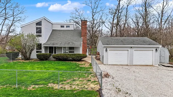 $245,000 | 304 Eagle Bluff Drive, Oakwood, IL 61858