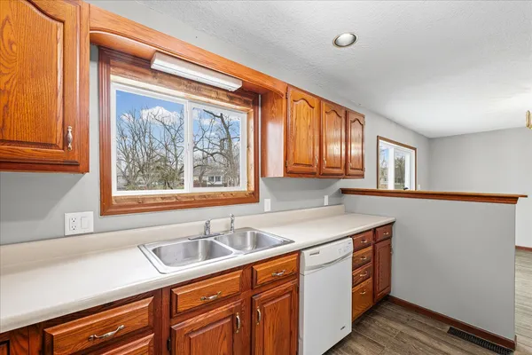 $245,000 | 304 Eagle Bluff Drive, Oakwood, IL 61858