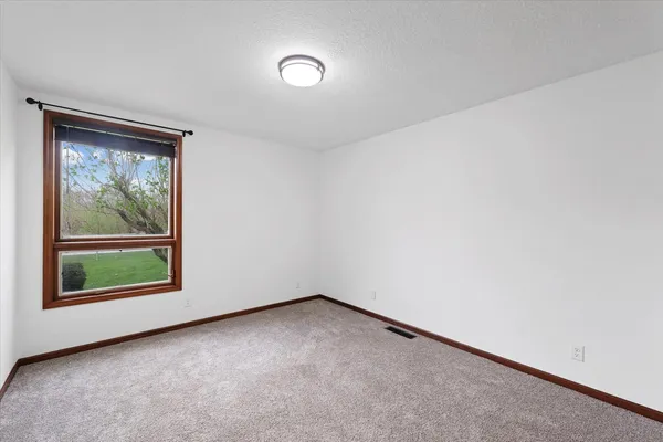 $245,000 | 304 Eagle Bluff Drive, Oakwood, IL 61858