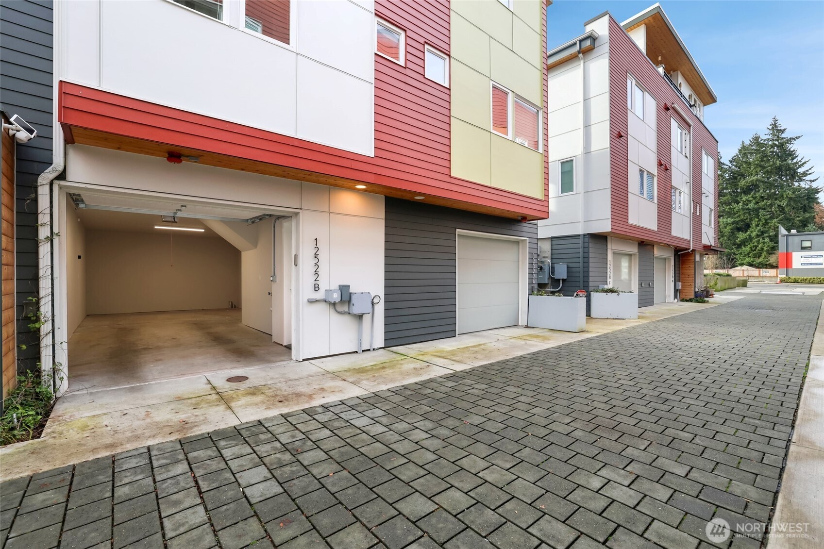 12522 15th Avenue Northeast, Unit B Seattle, WA 98125 - Photo 31 of 40 a front view of a building