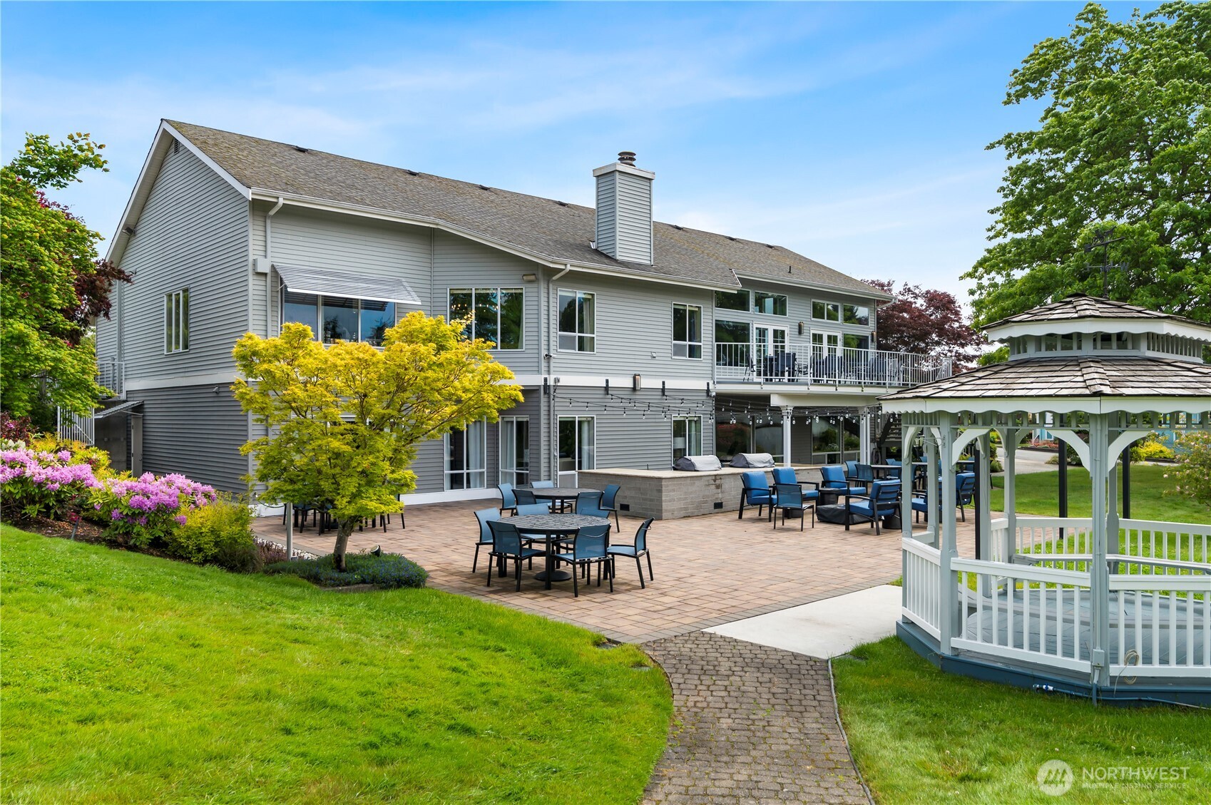 1427 100th Street Southwest, Unit 145 Everett, WA 98204 - Photo 16 of 36 a front view of a house with patio
