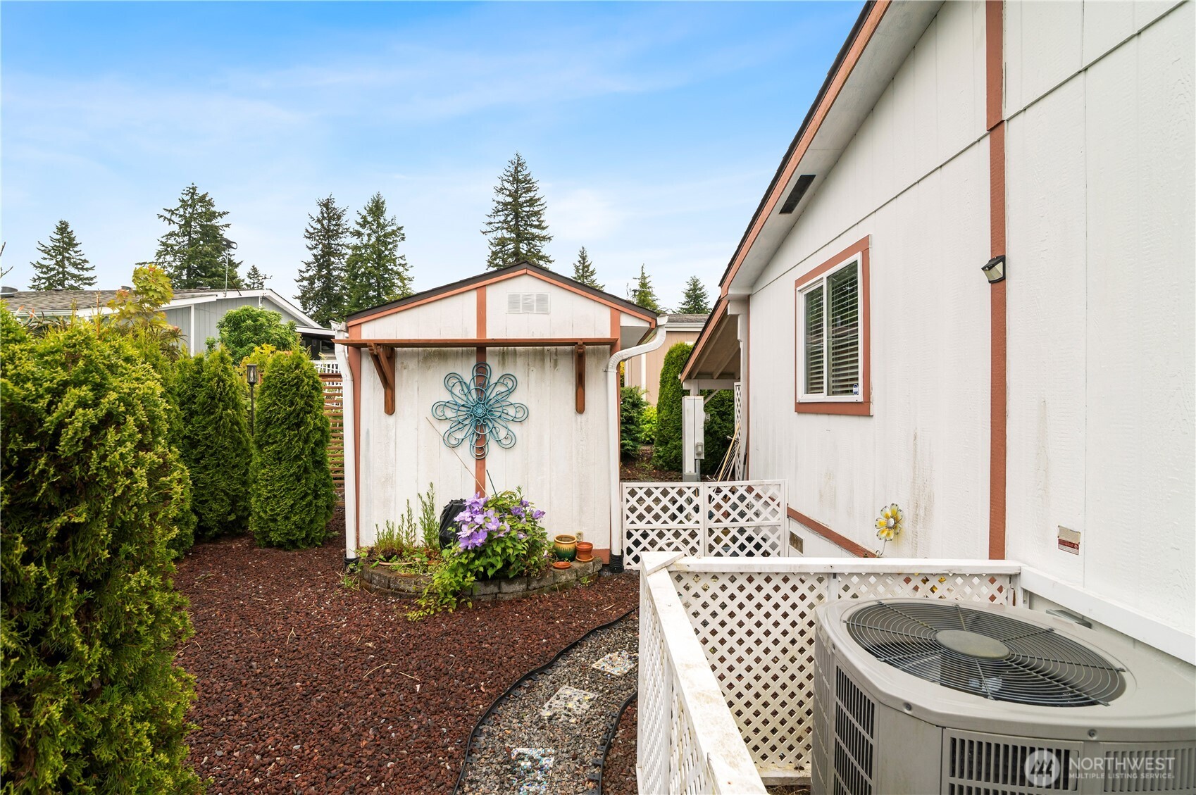 1427 100th Street Southwest, Unit 145 Everett, WA 98204 - Photo 32 of 36 a front view of a house with garden
