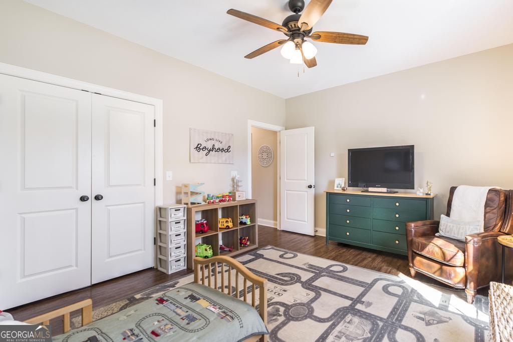 609 Live Oak Way Dublin, GA 31021 - Photo 27 of 37 a living room with furniture and a flat screen tv