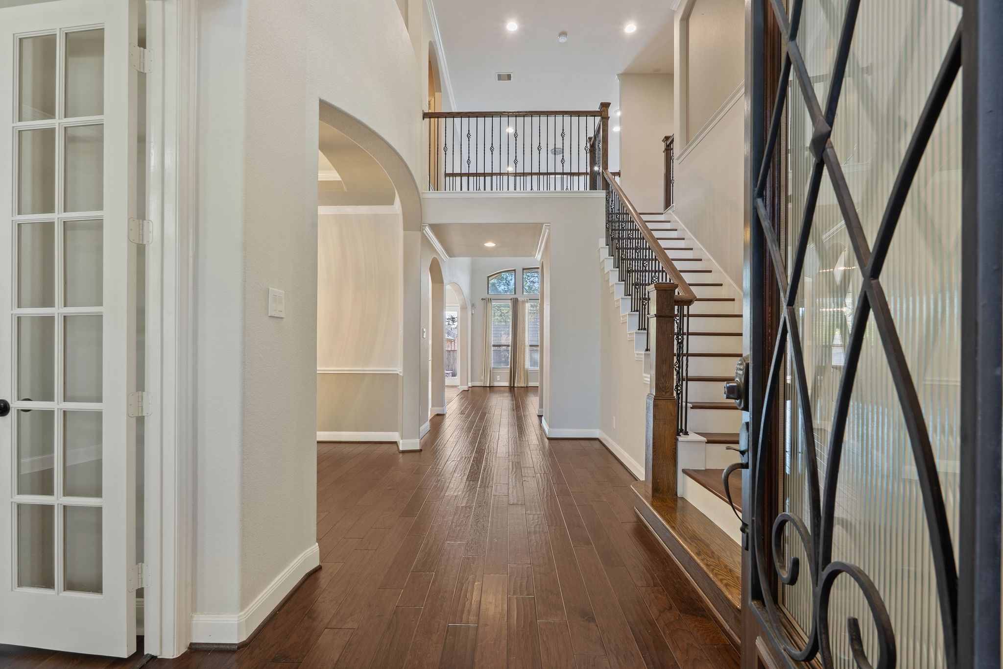 166 Lindenberry Circle Tomball, TX 77375 - Photo 5 of 43 19 foot ceillings in your entry and your living room!