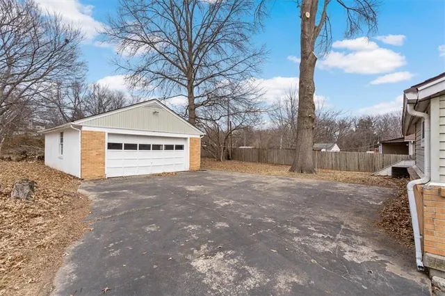 $190,000 | 1104 West 27th Street South, Independence, MO 64052