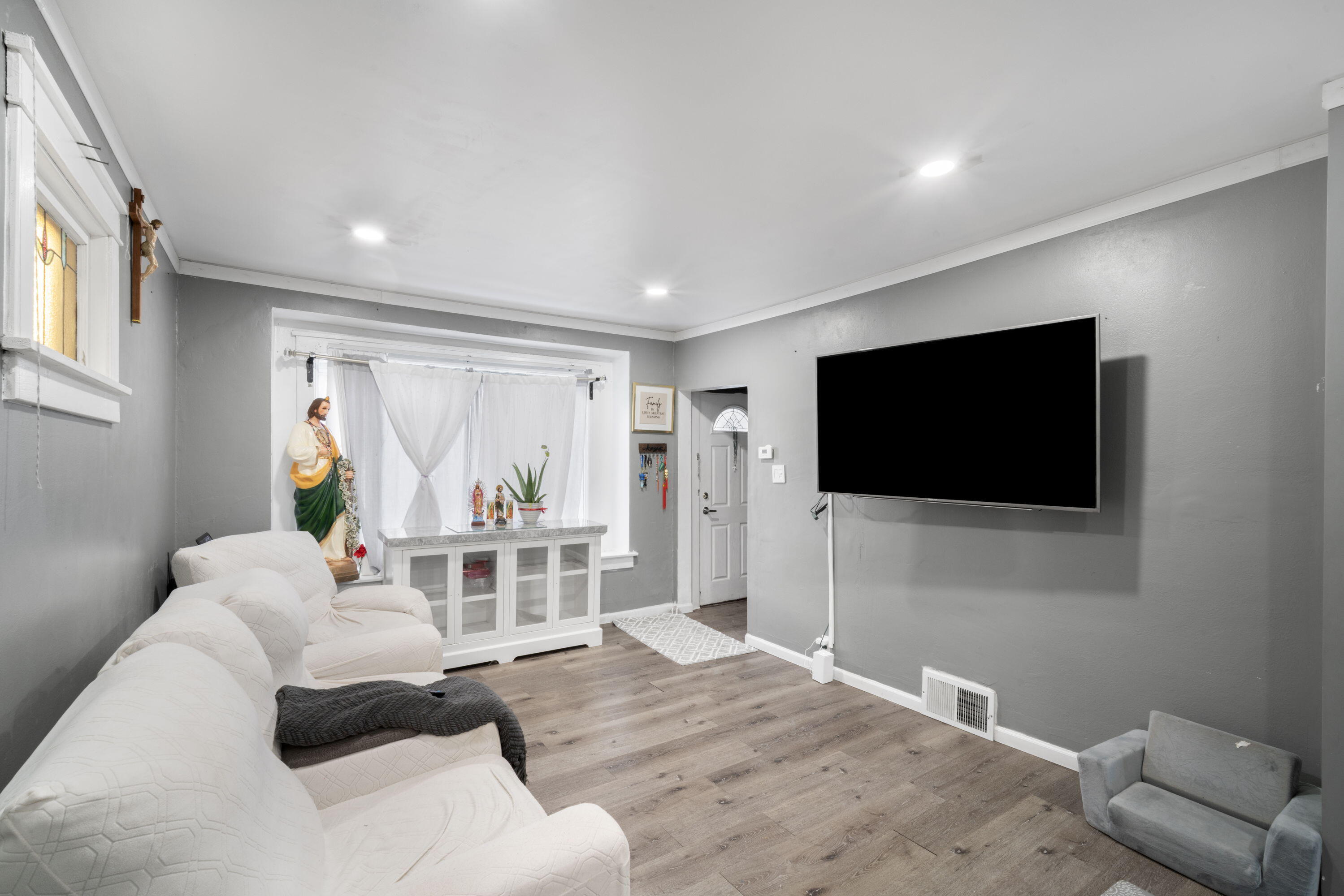 2960 South 15th Place Milwaukee, WI 53215 - Photo 2 of 15 2_imgDSC05975