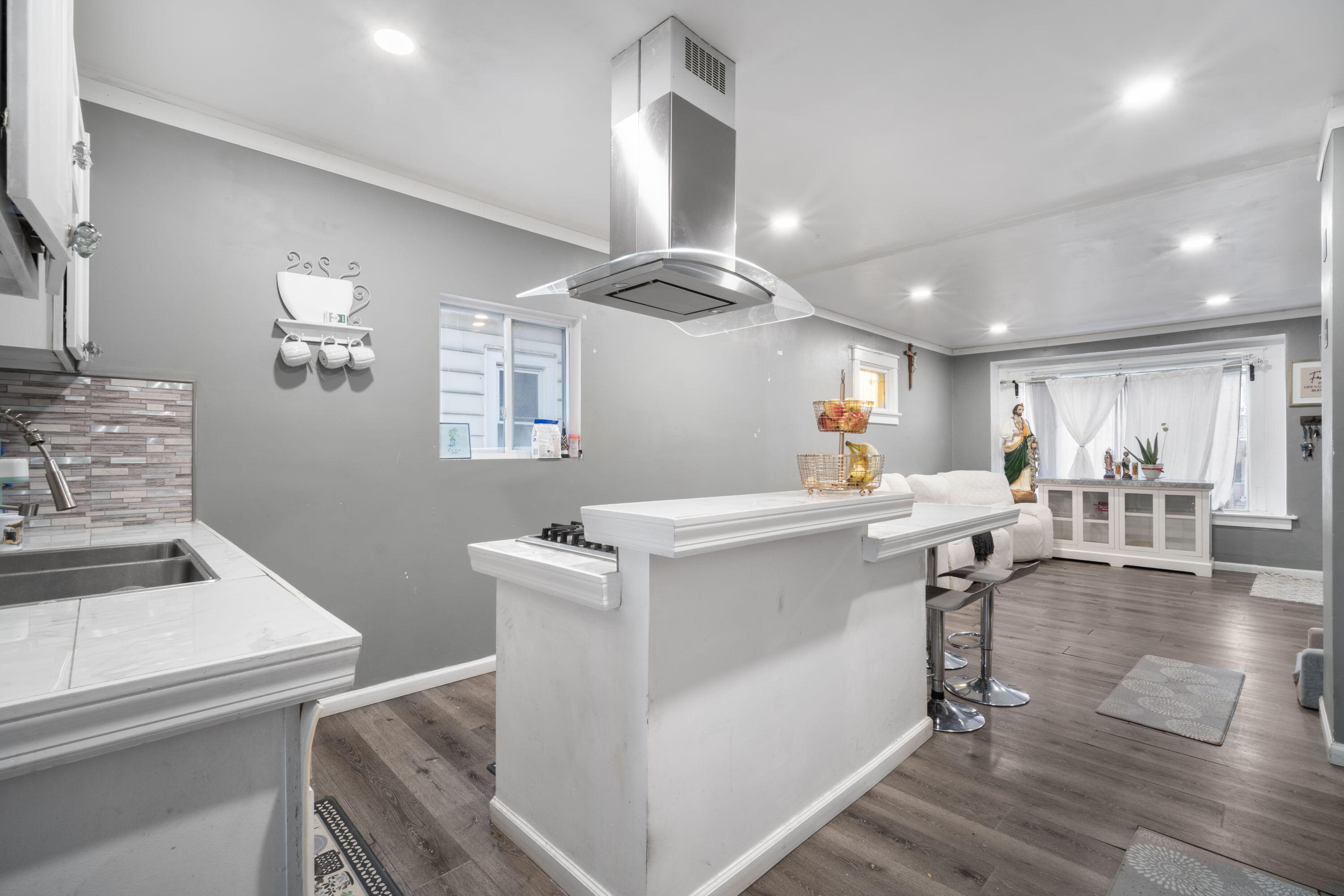 2960 South 15th Place Milwaukee, WI 53215 - Photo 7 of 15 7_imgDSC05995