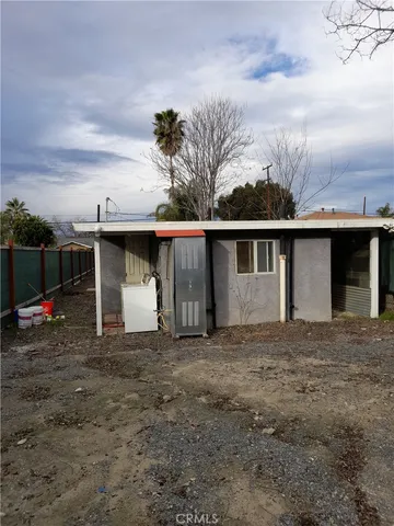 a view of a house with backyard