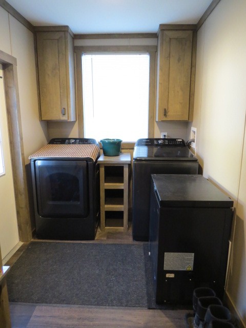 273 Miller Lane Goodspring, TN 38460 - Photo 22 of 42 a kitchen with granite countertop a stove and a chair