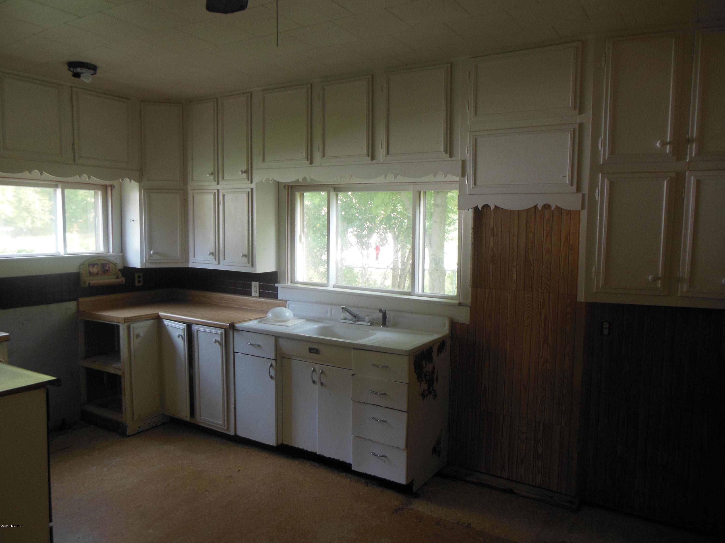 211 East Delaware Street Decatur, MI 49045 - Photo 7 of 18 DSCN0244