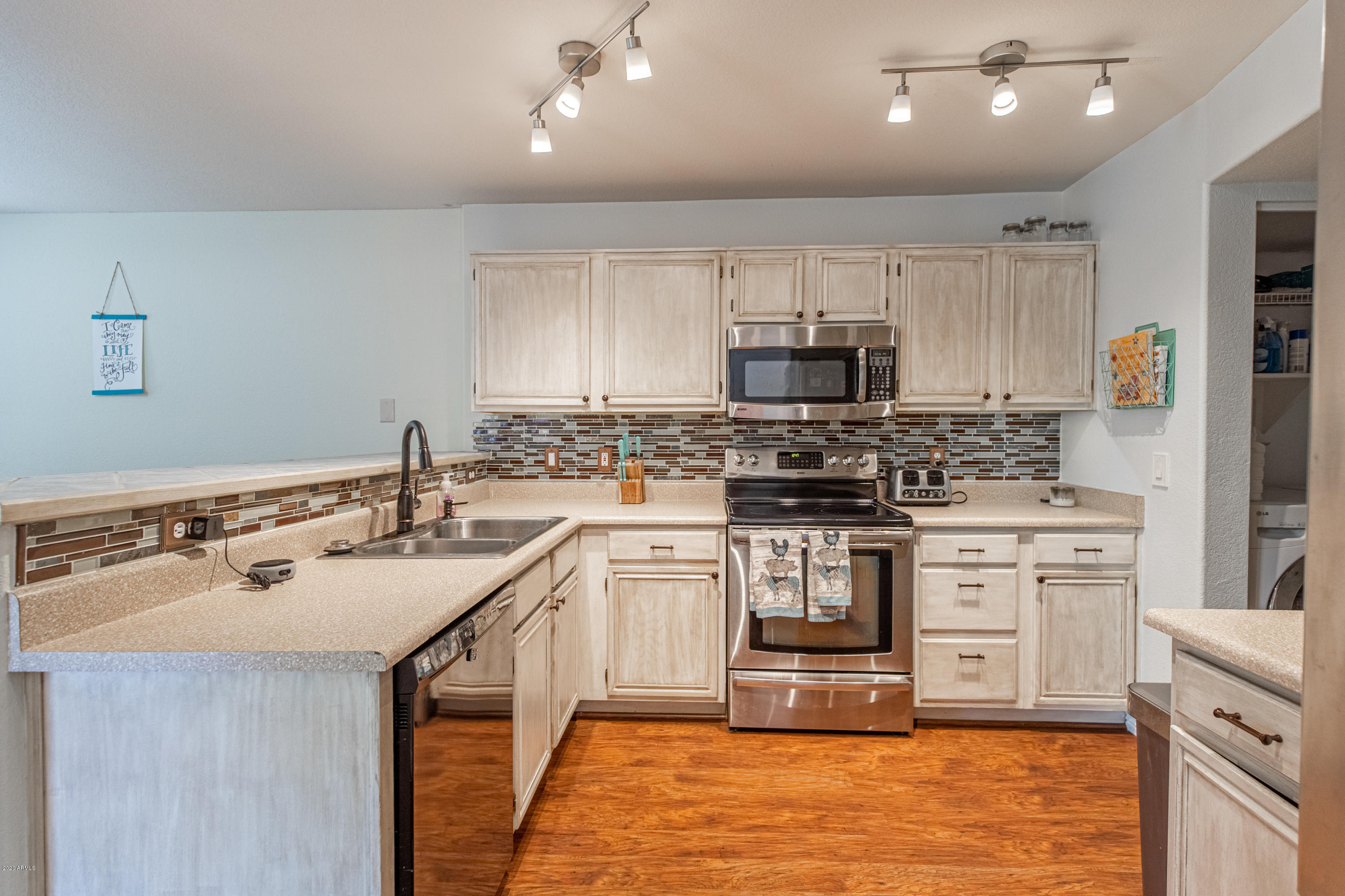 15828 North 33rd Place Phoenix, AZ 85032 - Photo 7 of 30 Kitchen