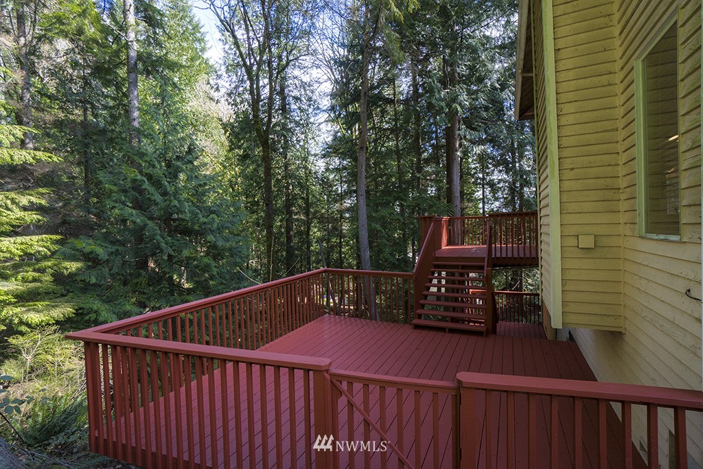 1130 Ridgewood Place Southwest Issaquah, WA 98027 - Photo 22 of 24 a view of a two chairs in the balcony