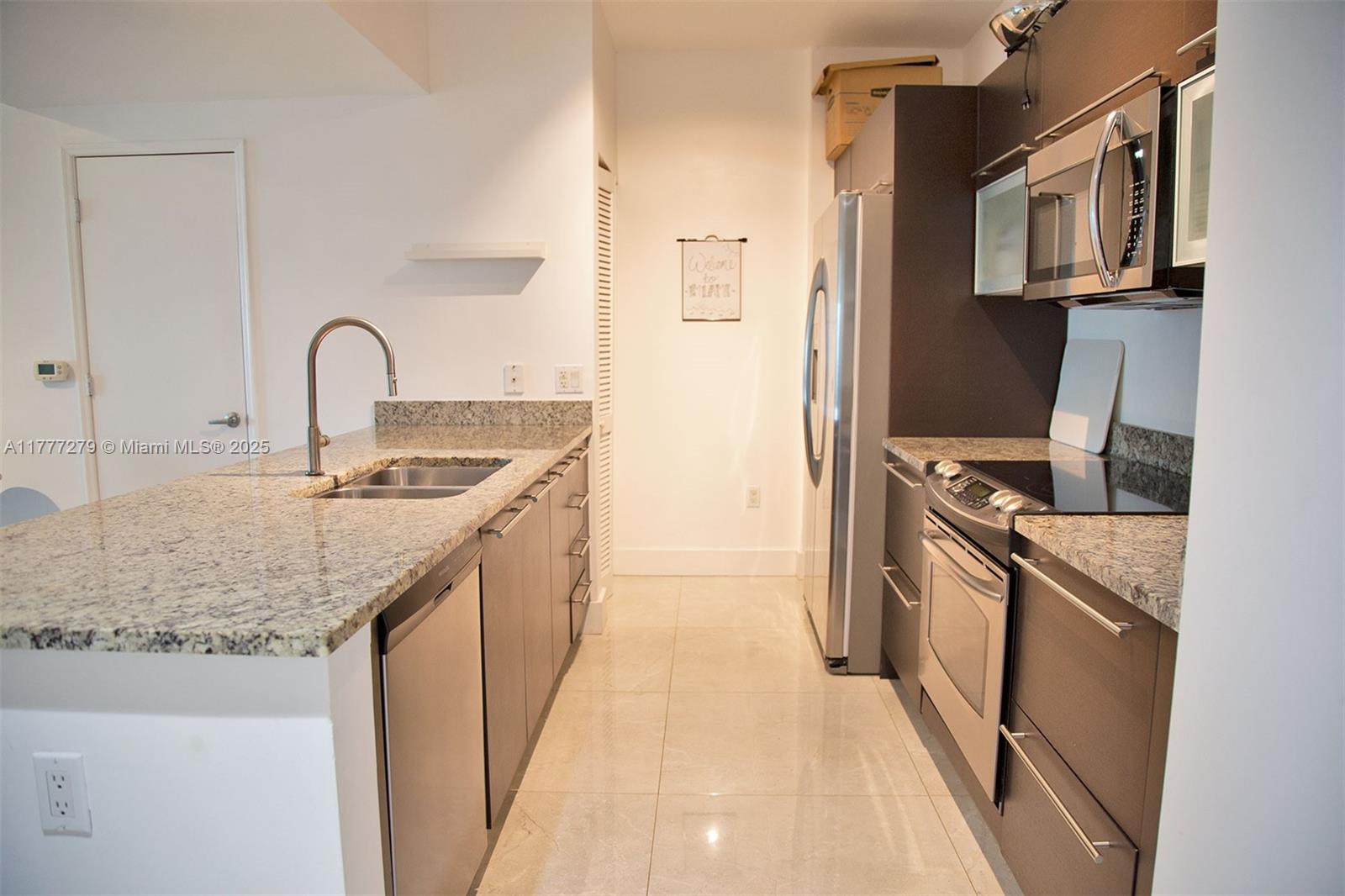 951 Brickell Avenue, Unit 3007 Miami, FL 33131 - Photo 14 of 21