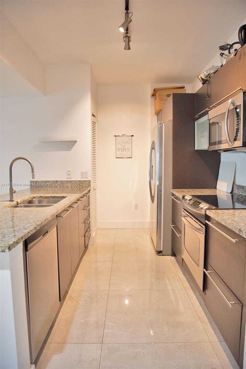 951 Brickell Avenue, Unit 3007 Miami, FL 33131 - Photo 15 of 21