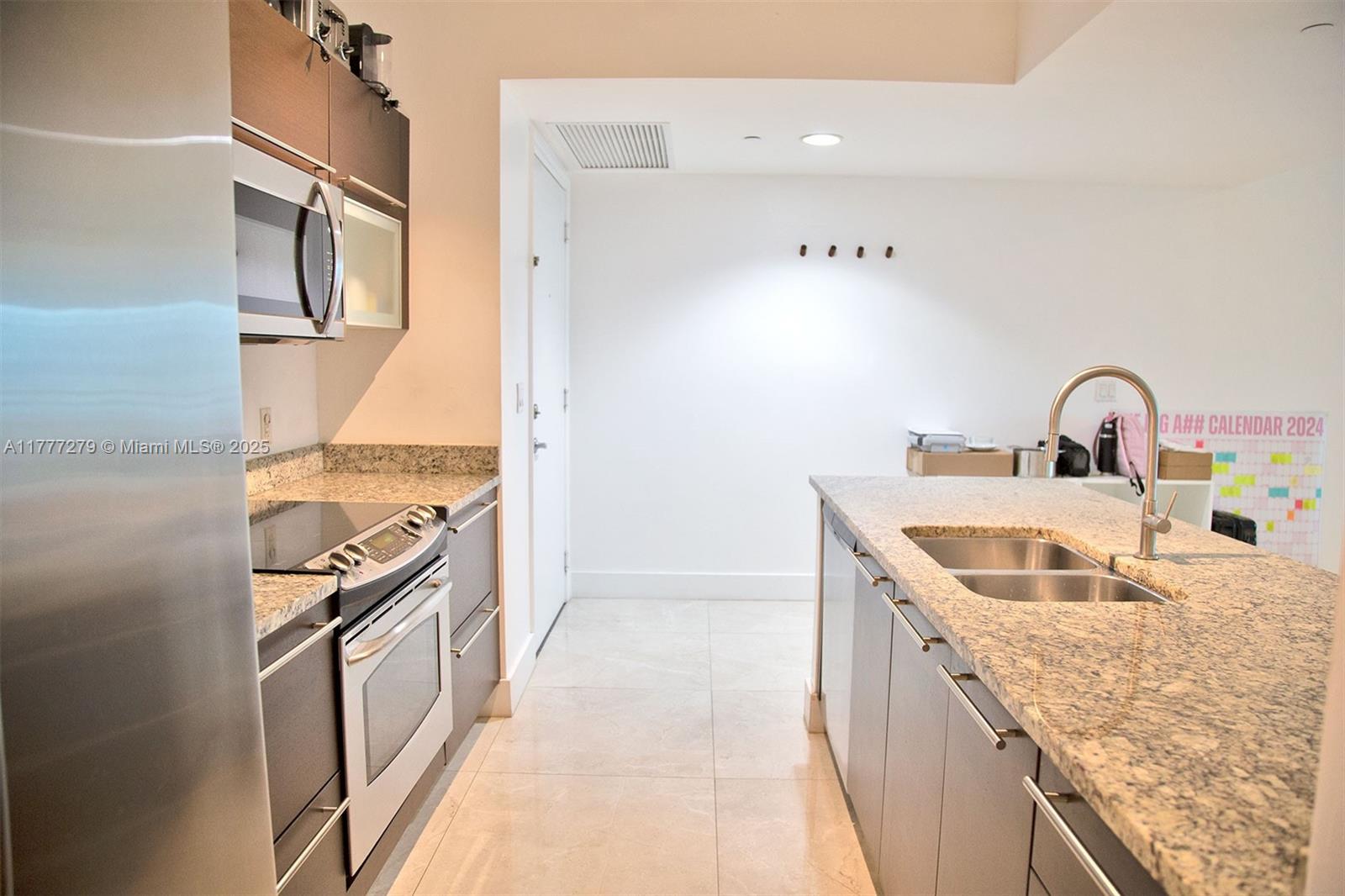 951 Brickell Avenue, Unit 3007 Miami, FL 33131 - Photo 16 of 21