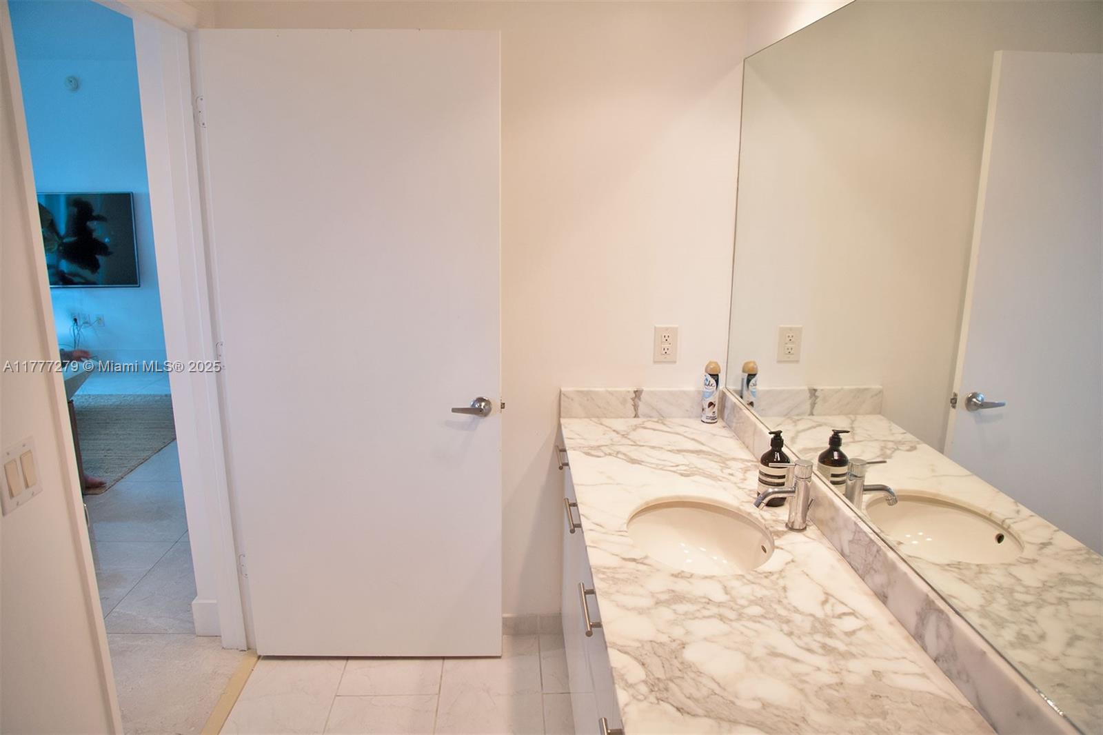 951 Brickell Avenue, Unit 3007 Miami, FL 33131 - Photo 6 of 21