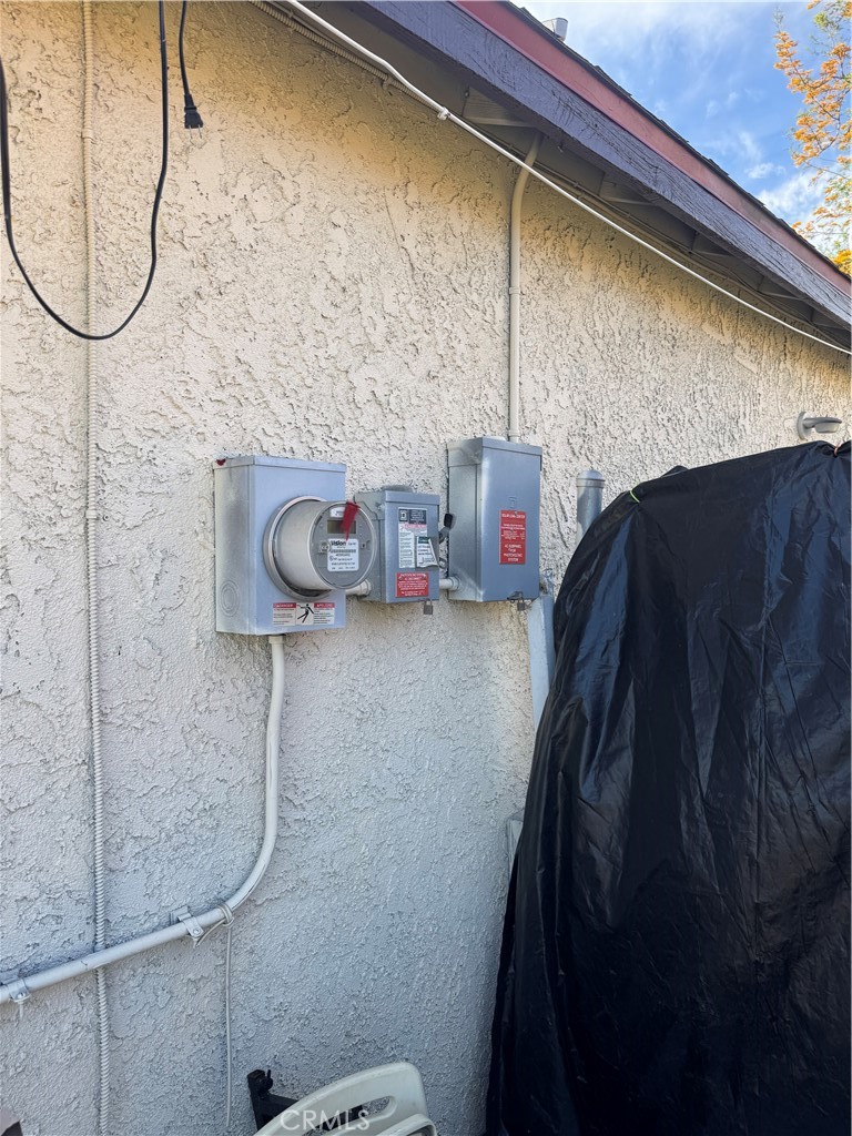 1266 Lorraine Place Rialto, CA 92376 - Photo 11 of 15 a utility room with dryer and washer