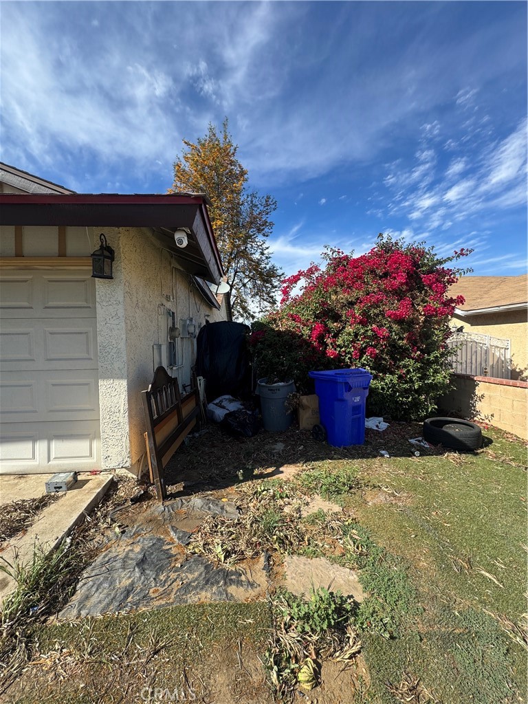 1266 Lorraine Place Rialto, CA 92376 - Photo 14 of 15 a view of a backyard