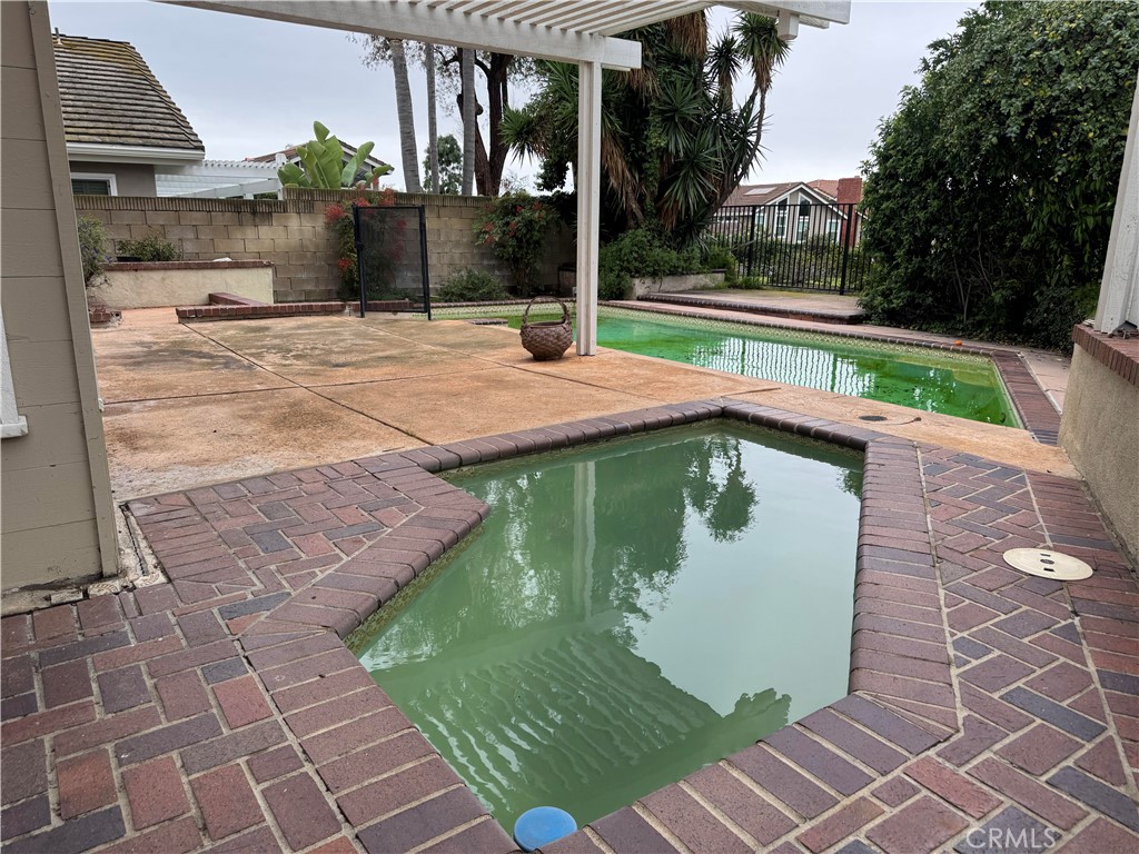 6 Recodo Irvine, CA 92620 - Photo 26 of 33 a swimming pool with yard