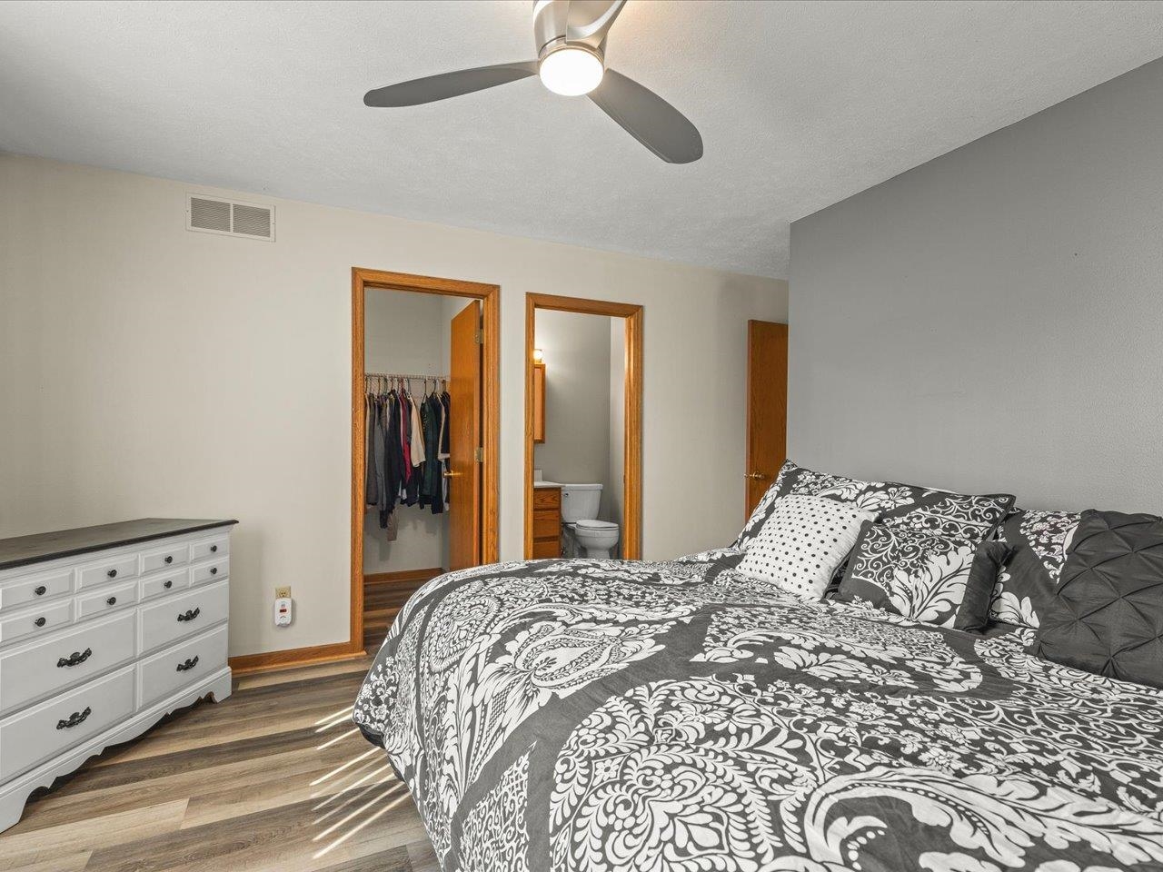 536 Carpenter Street Belvidere, IL 61008 - Photo 19 of 39 a bedroom with a bed and a dresser