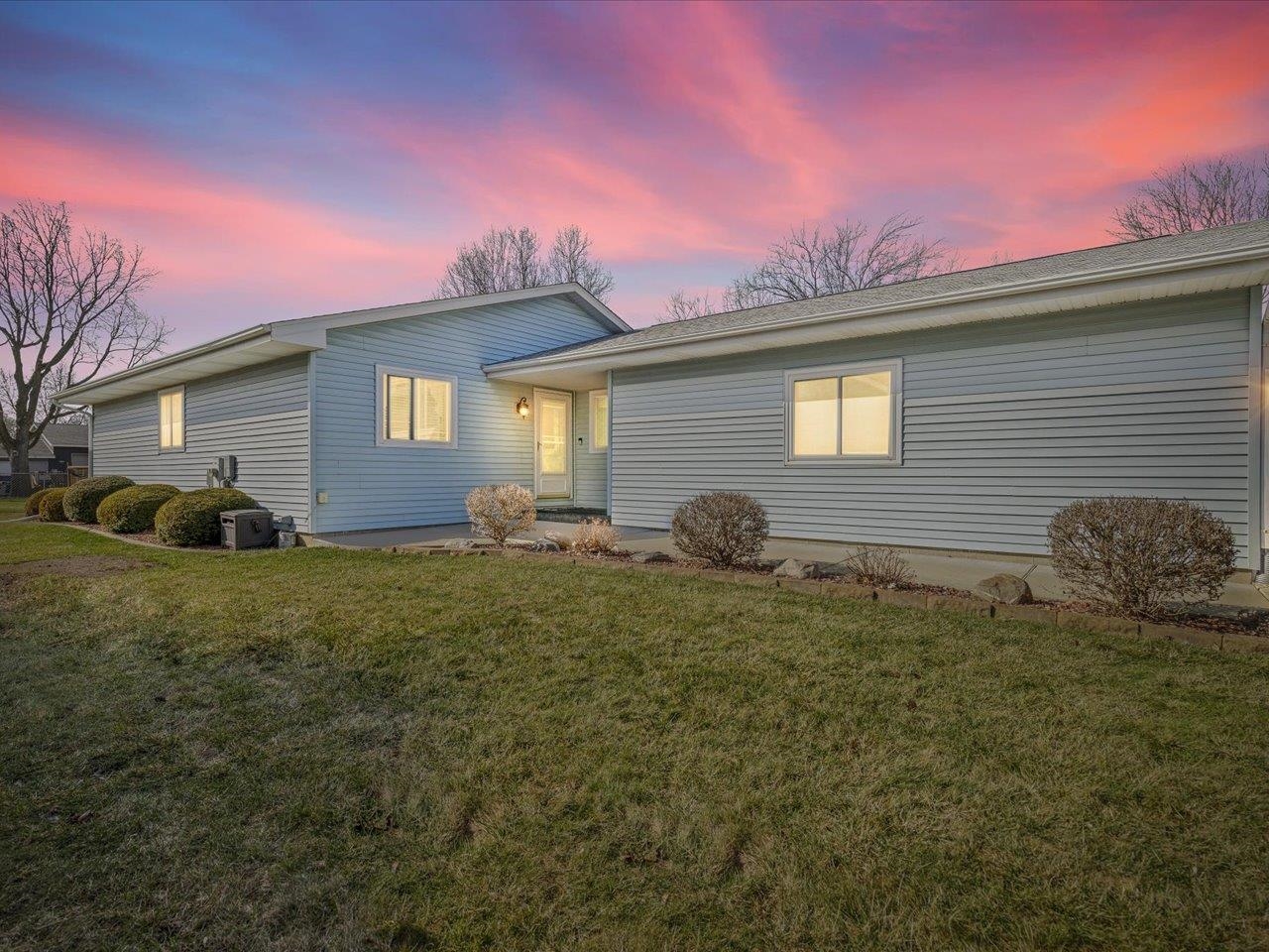 536 Carpenter Street Belvidere, IL 61008 - Photo 6 of 39 a front view of a house with garden