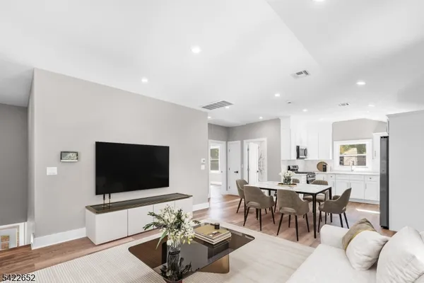 $3,950 | 715 Evans Street, Unit 2, Paramus, NJ 07652