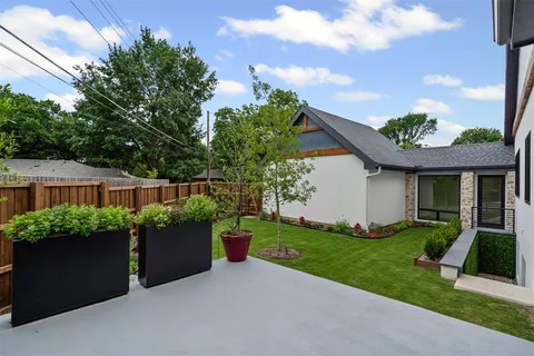 a view of a house with backyard and plants