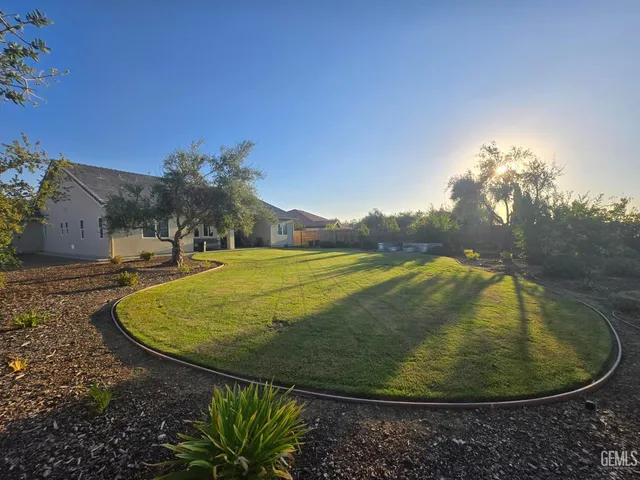 a view of outdoor entertaining space